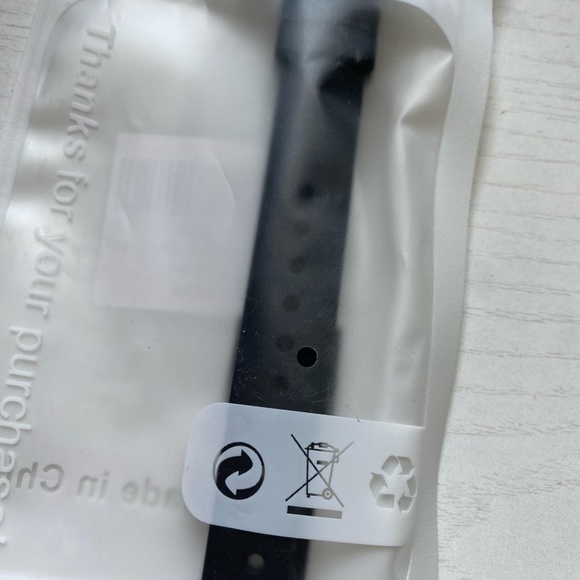 NWT Fitbit Versa 2 Thin Black Replacement Band - Picture 5 of 6